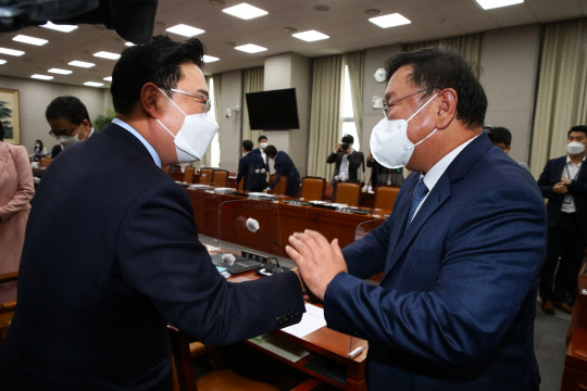 김태년 국회 운영위원장(오른쪽)과 김성원 국민의힘 간사가 27일 국회에서 열린 운영위원회 전체회의에서 산회 후 인사하고 있다. 연합뉴스